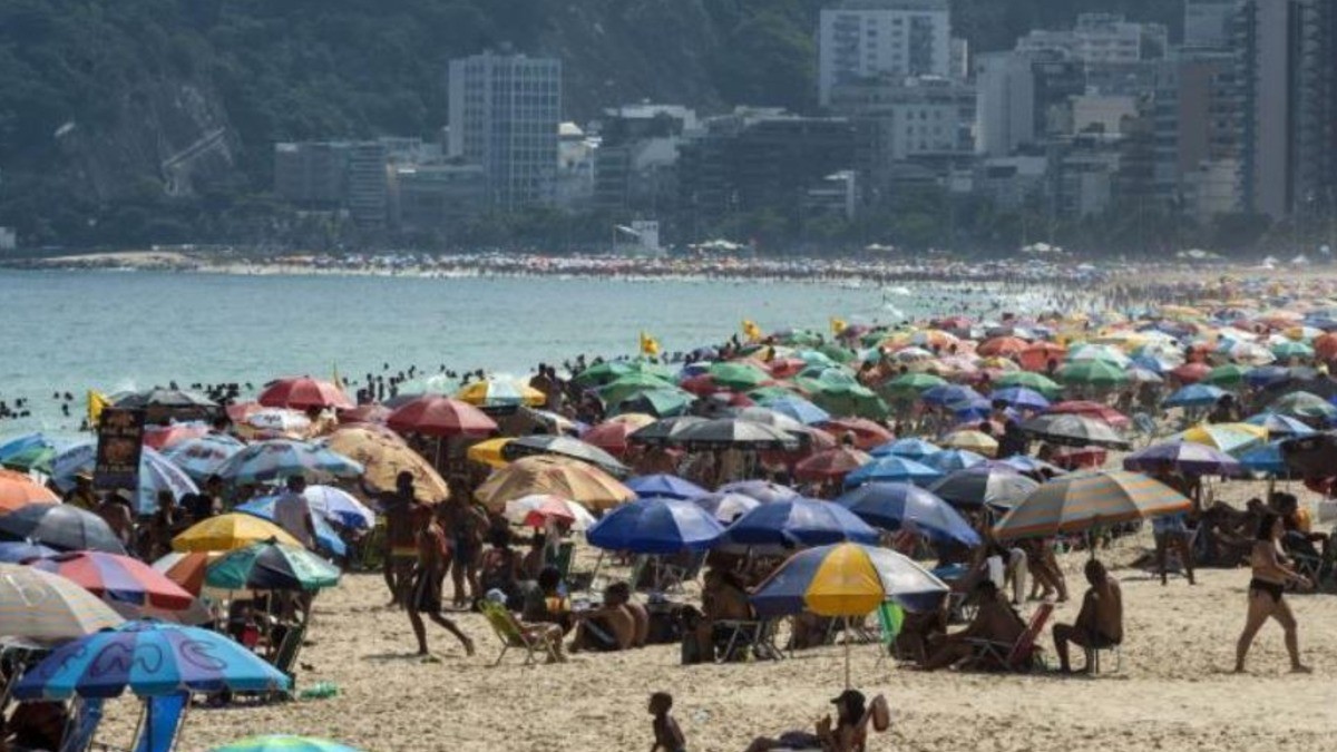 Calor abrasador en este país los lanza a las playas; ¡termómetros llegan a 60 grados!