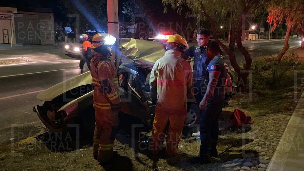 ¡El auto quedó destrozado! Alan Daniel chocó en el Ecobulevar y quedó entre los fierros