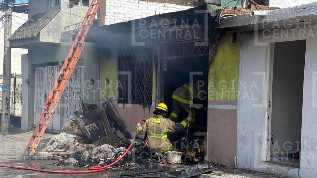 ¡Fuegoooo! Arde basura reciclable en una casa de Valle de Señora