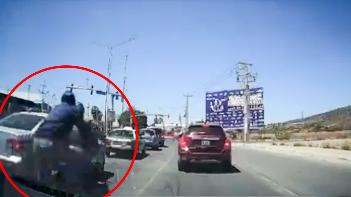 VIDEO Captan asalto de motorratones en semáforo de Irapuato