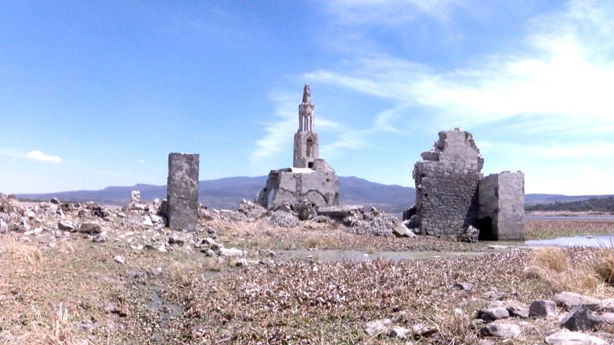 Sequía en Presa Allende deja ver la capilla de la Ex-Hacienda Agustín González
