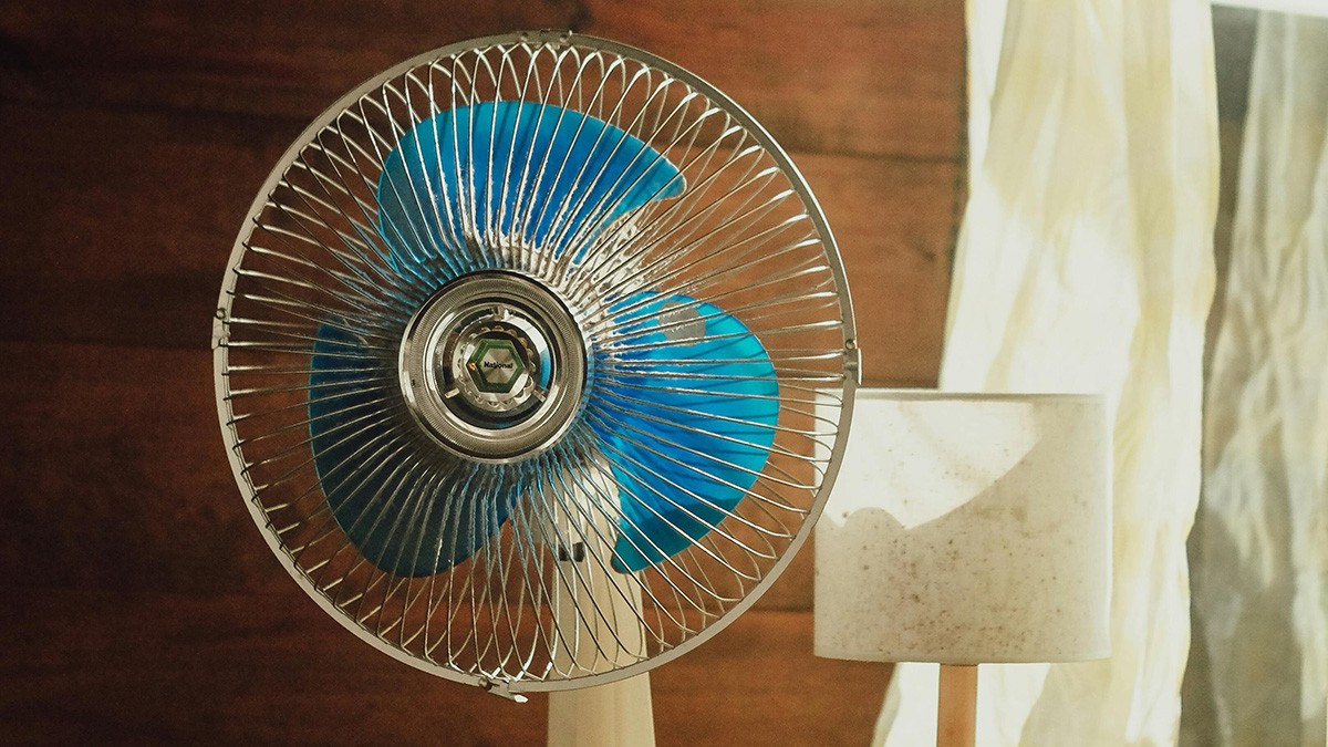 ¡Ya empieza el calor!, pero ¿es bueno prender el ventilador para dormir? Checa esto