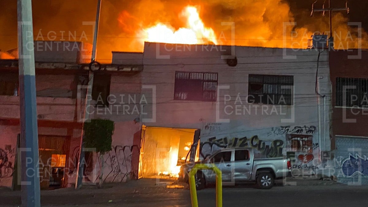 ¡Fuerte incendio! Llamas consumen fábrica de pegamentos en la colonia San Marcos