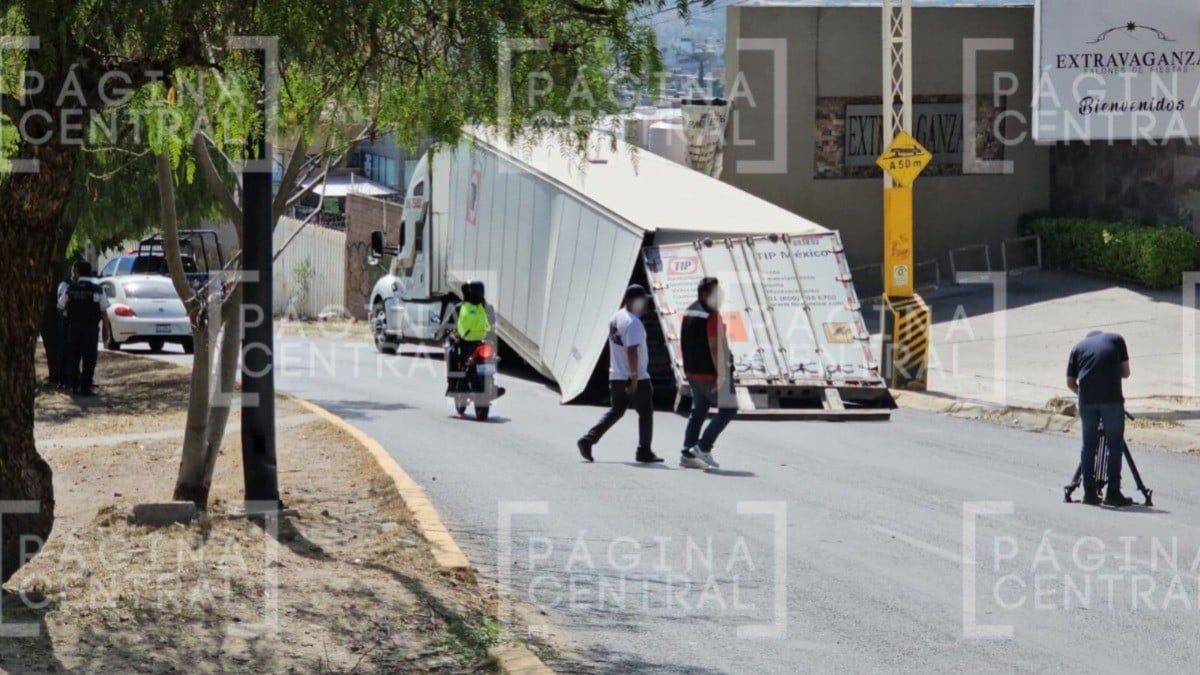 Tráiler pierde las llantas traseras en el Mariano Escobedo