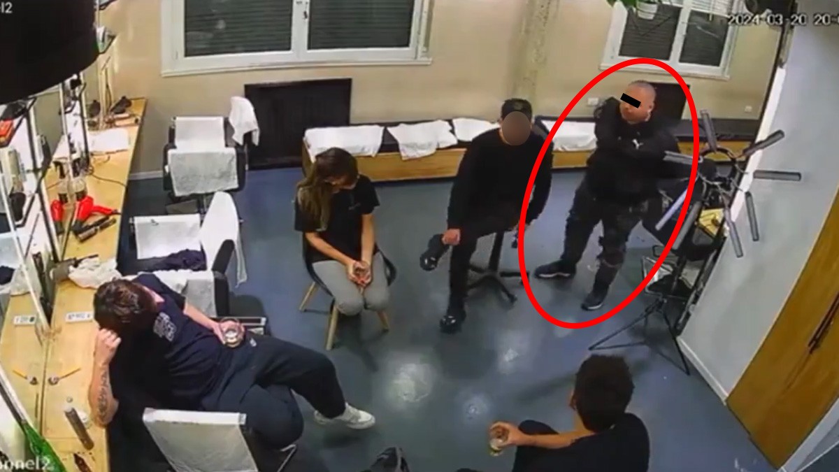 VIDEO Captan cómo empleado de barbería mata a su compañero a balazos