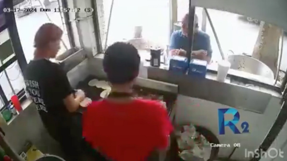 VIDEO ¡Se salva de milagro! Hombre esperaba sus carnitas cuando de pronto pasó esto