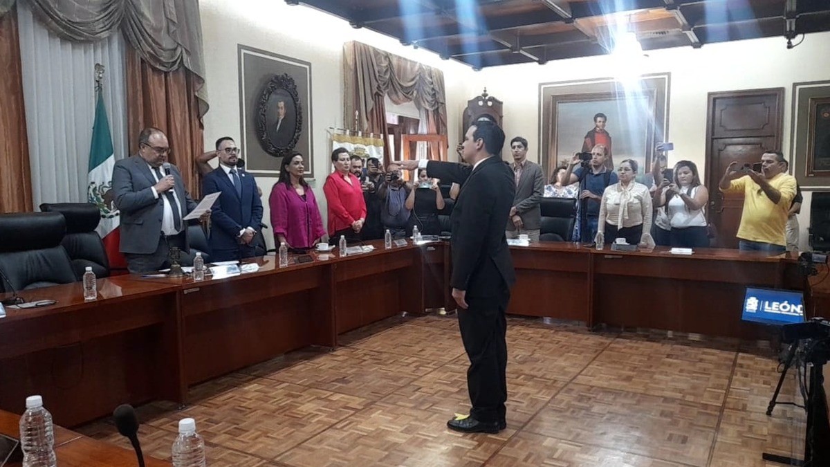 ¡Sí, protesto! Asume Jorge Jiménez Lona alcaldía interina en León