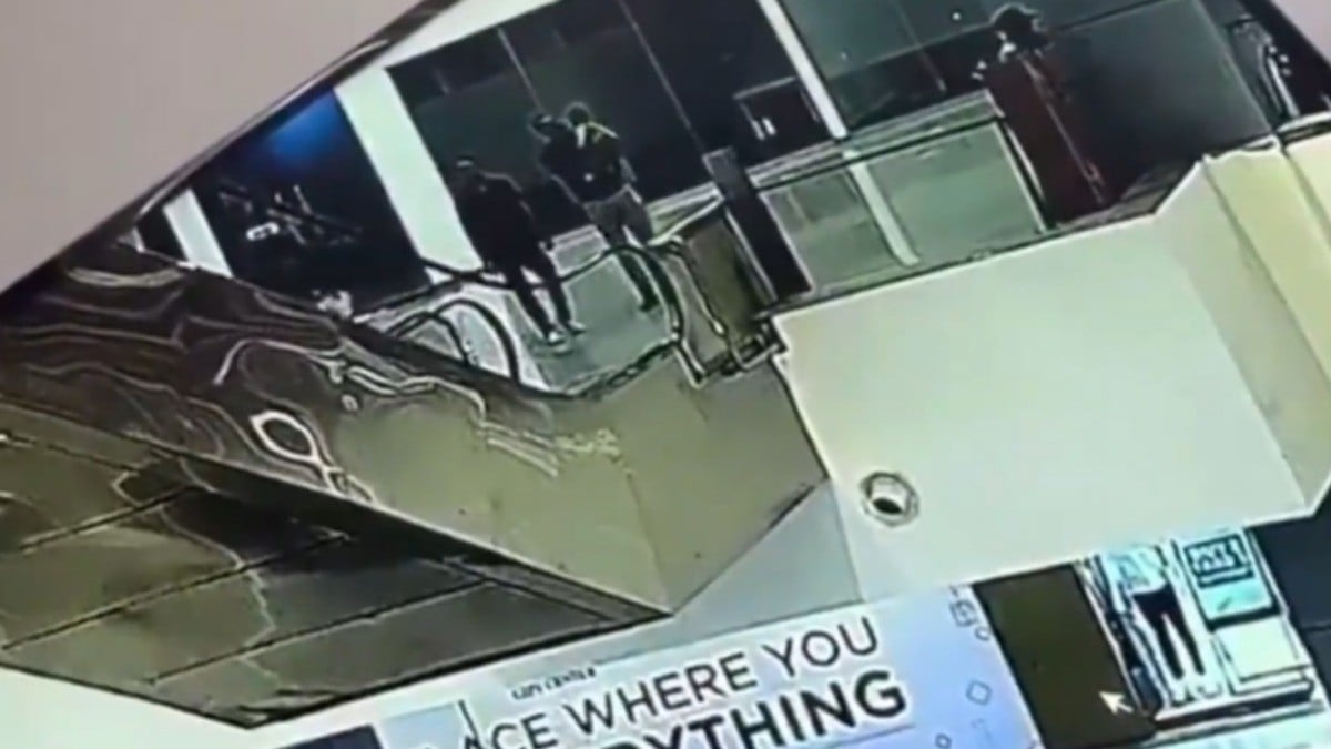 VIDEO Captan cuando bebé cae de los brazos de su papá en el centro comercial y muere