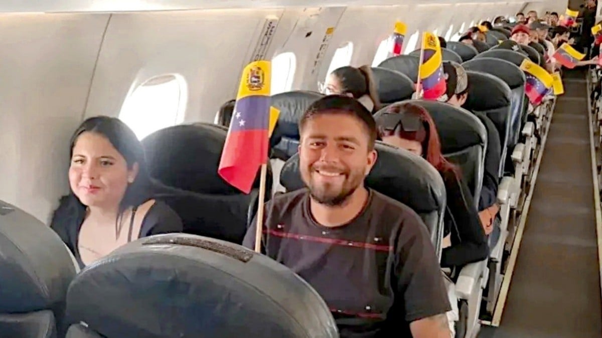 Regala México 11 mil pesos a venezolanos deportados