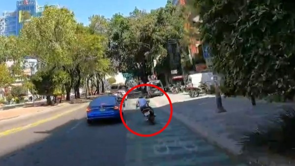 VIDEO Motociclista invade ciclovía y arrolla a padre e hija; testigos lo agreden
