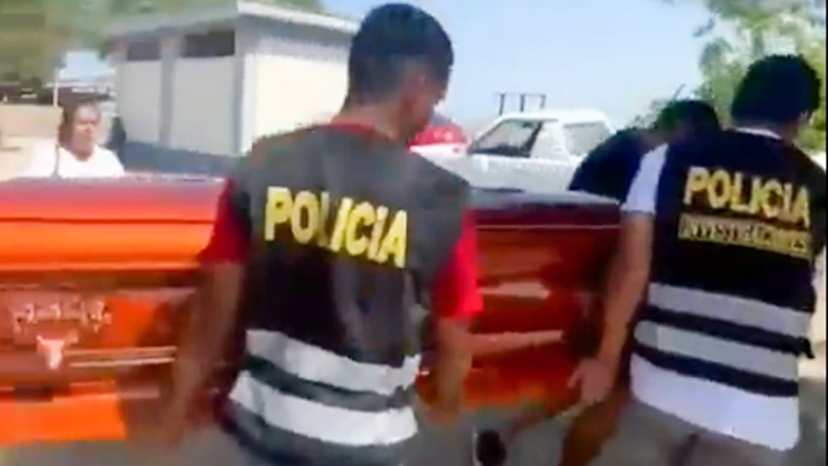 VIDEO Policías irrumpen en un velorio... ¡para decomisar el cuerpo del difunto!