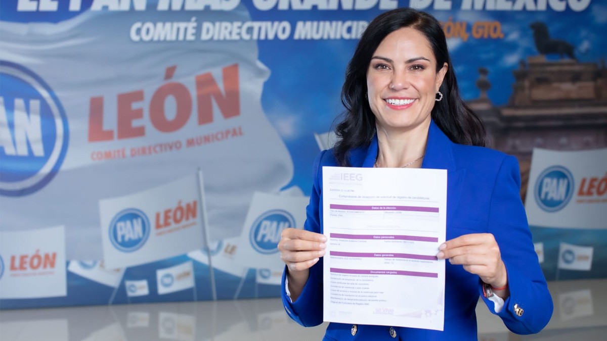 ¡Ya es oficial! Ale Gutiérrez recibe constancia como candidata a la alcaldía de León
