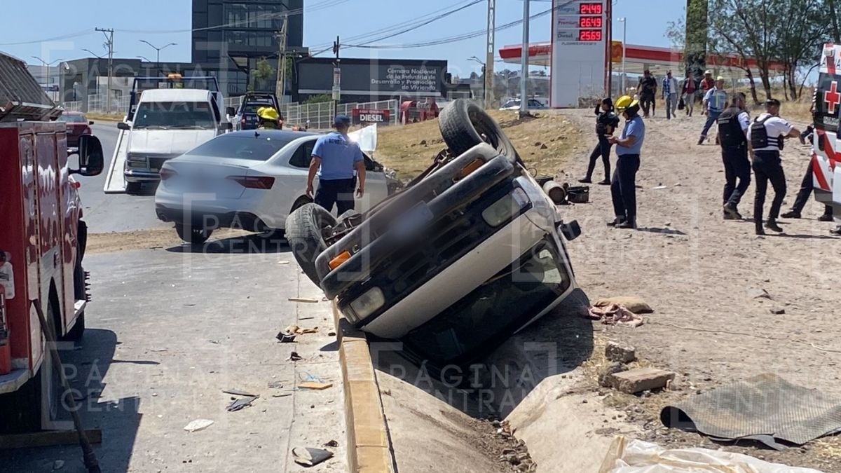¡Aparatosa volcadura en el libramiento!