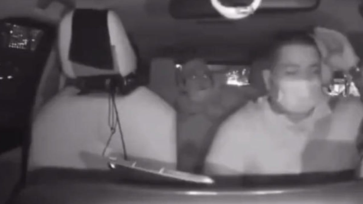 VIDEO Captan cuando pasajero de taxi ejecutivo va a bajar y un auto arranca la puerta