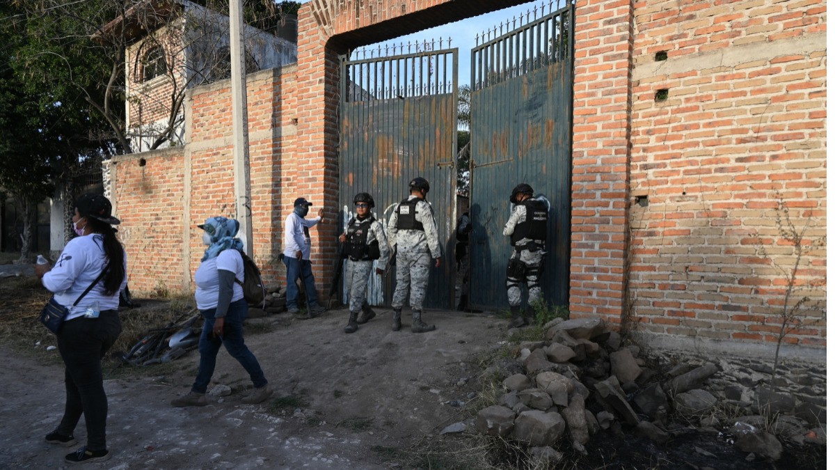 Crematorios, restos, ropa, osamentas... en predio de Jalisco