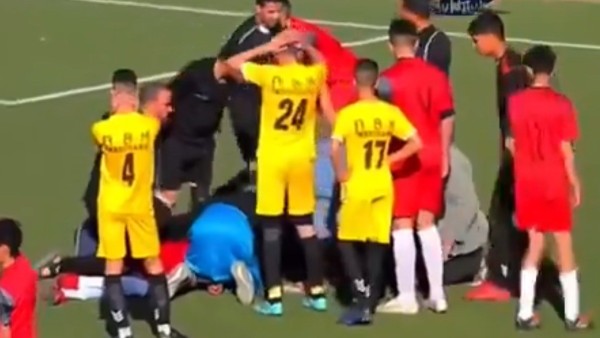 VIDEO Captan cuando jugador intenta patear el balón y mata a su contrincante de una patada