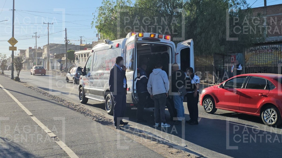 Por alcanzar el camión, cruza sin fijarse y lo atropella una moto en bulevar Aristóteles