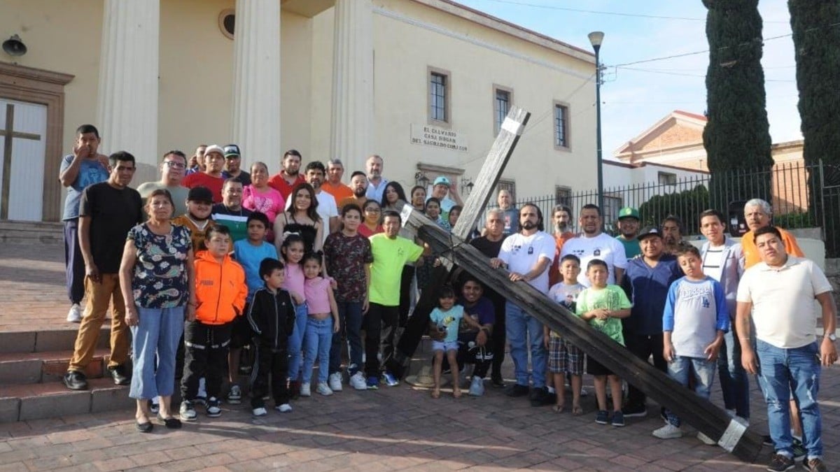 Cristo del Calvario fabrica su propia cruz y ¡pesa 70 kilos!