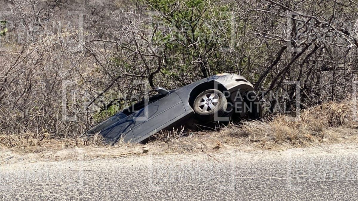 Vuelca y cae a un barranco en la carretera León-San Felipe