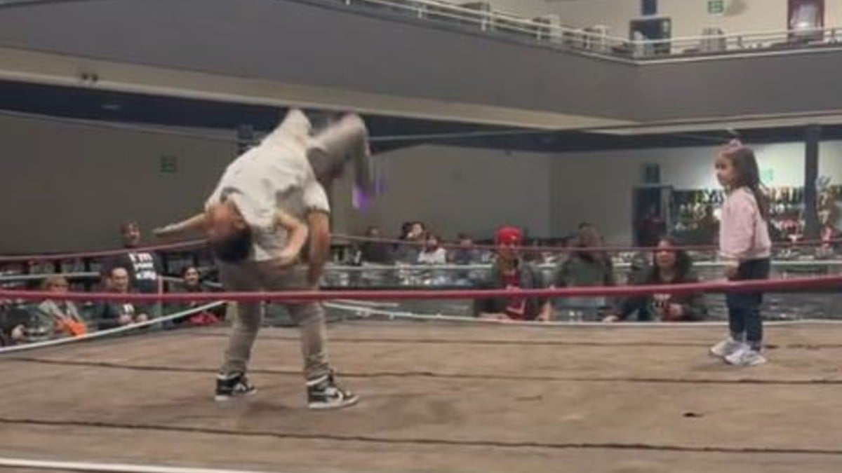 VIDEO Como verdaderos profesionales, niños roban cámaras y aplausos en el ring