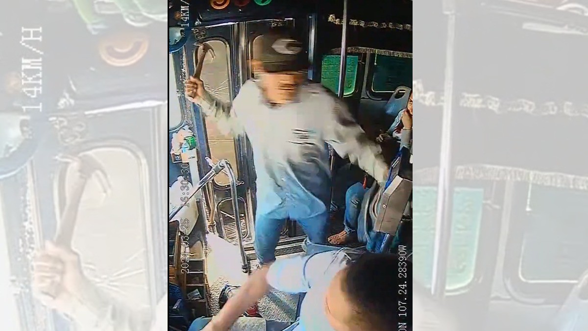 VIDEO Captan cuando en plena marcha pasajero le da un martillazo al conductor
