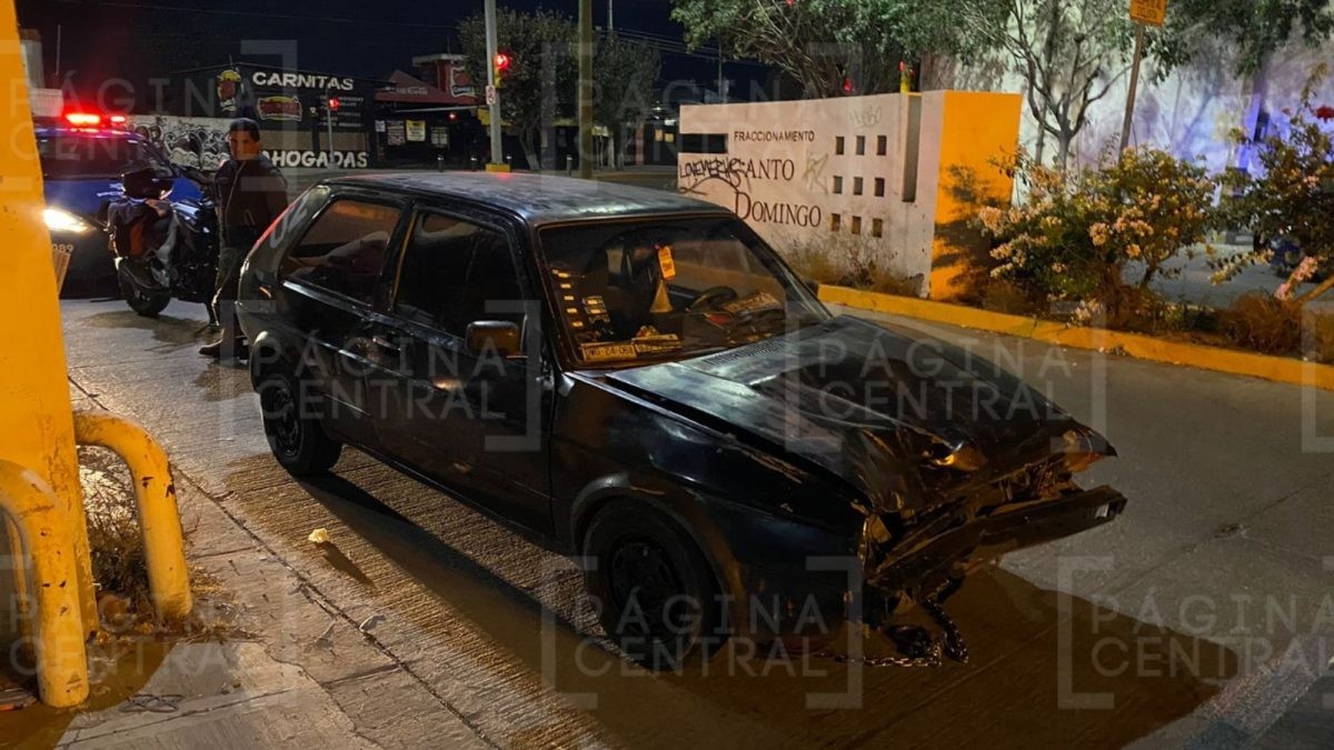 Motociclista ignora el rojo del semáforo y choca con un auto en Santo Domingo; está grave