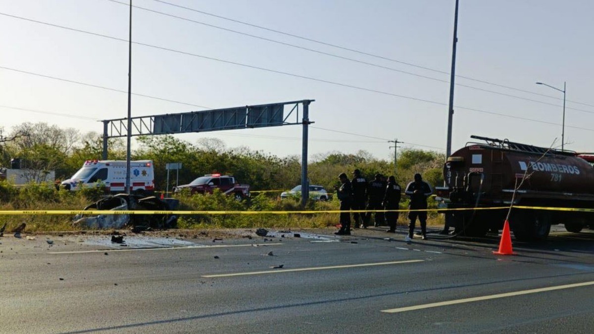 VIDEO Captan a héroes rescatando a mujeres atrapadas en auto destrozado luego de explotar