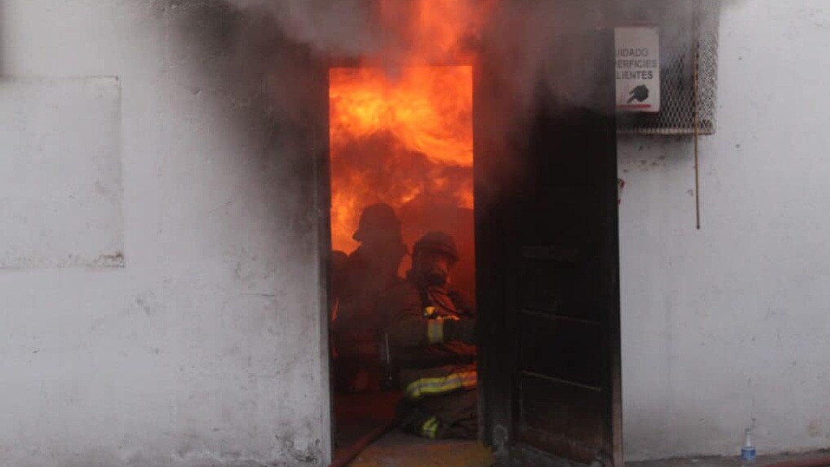 Hombre discutía con su hijo, lo manda a dormir e incendia la casa con el joven dentro
