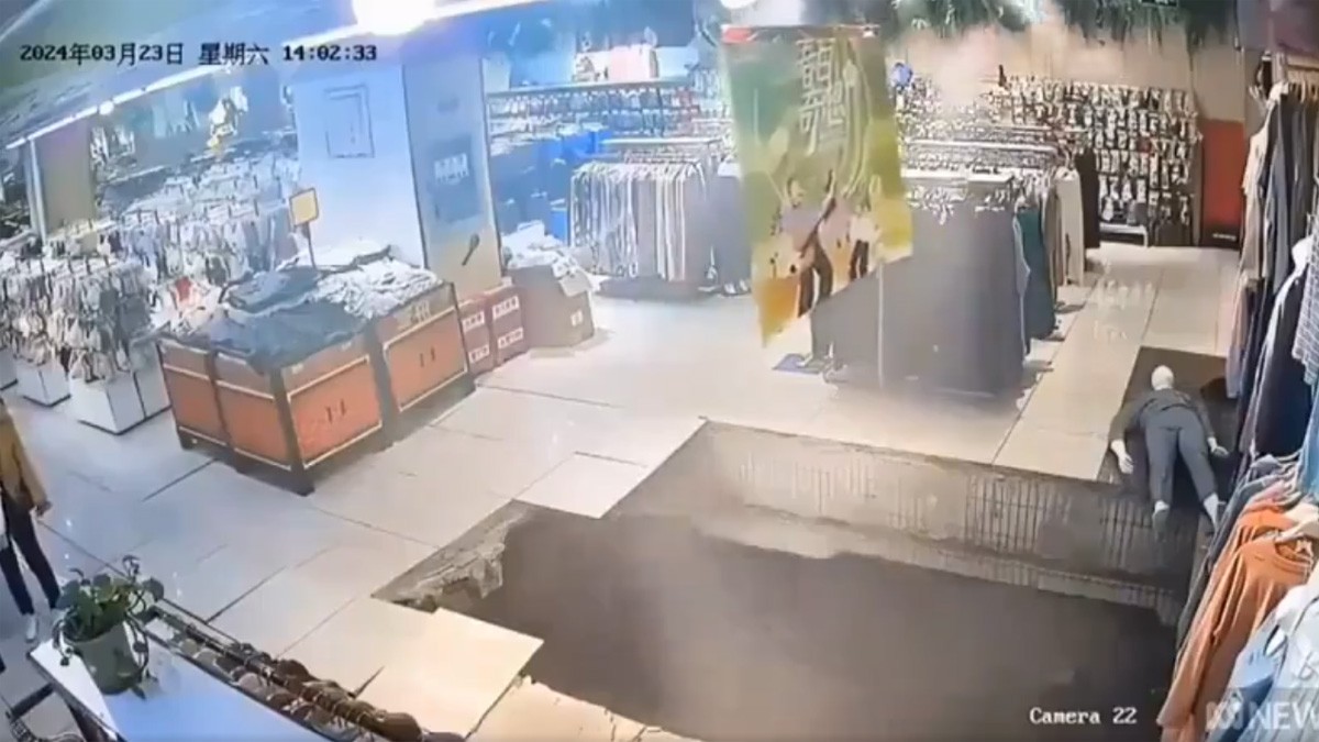 VIDEO Captan a mujer que paseaba en centro comercial cuando de repente se la come socavón