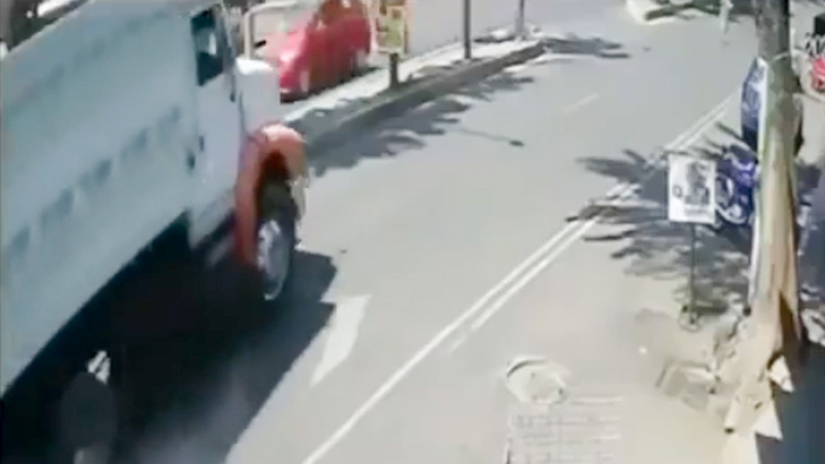 VIDEO ¡Nunca cruces en punto ciego! Captan cómo camión atropella y mata a mujer