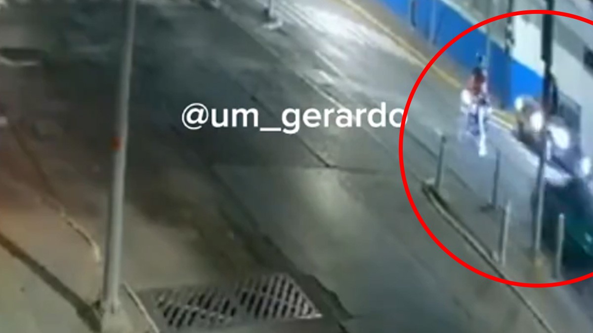 VIDEO Auto se pasa semáforo en rojo en el Vicente Valtierra e impacta a motociclista