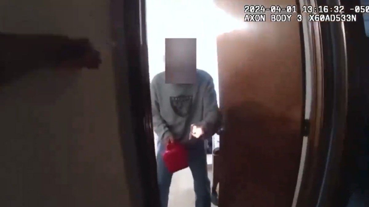 VIDEO Anciano se resiste a desalojo y prefiere prenderse fuego antes que dejar su casa