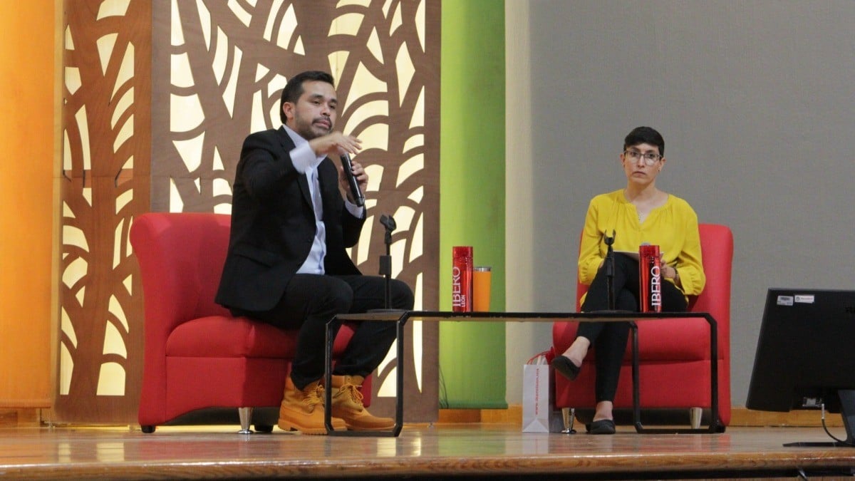 Estudiantes de la Ibero cuestionan 'todo' a candidato presidencial de MC