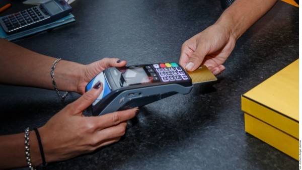 Prohíben comisiones por pagos con tarjeta