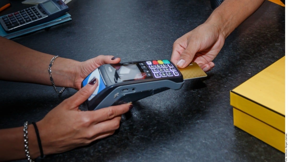 Prohíben comisiones por pagos con tarjeta