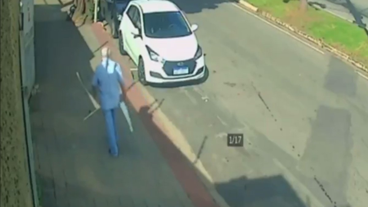 VIDEO ¡Se lo tragó la tierra! Abuelito iba caminando por la banqueta y cae a socavón