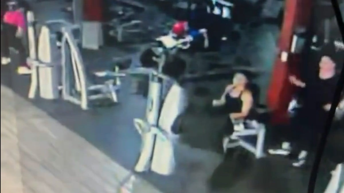 VIDEO Captan cómo mujer le arranca dedo a otra en un gimnasio