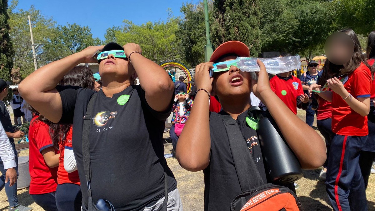 Cientos de leoneses se reúnen para ver el Eclipse en Explora