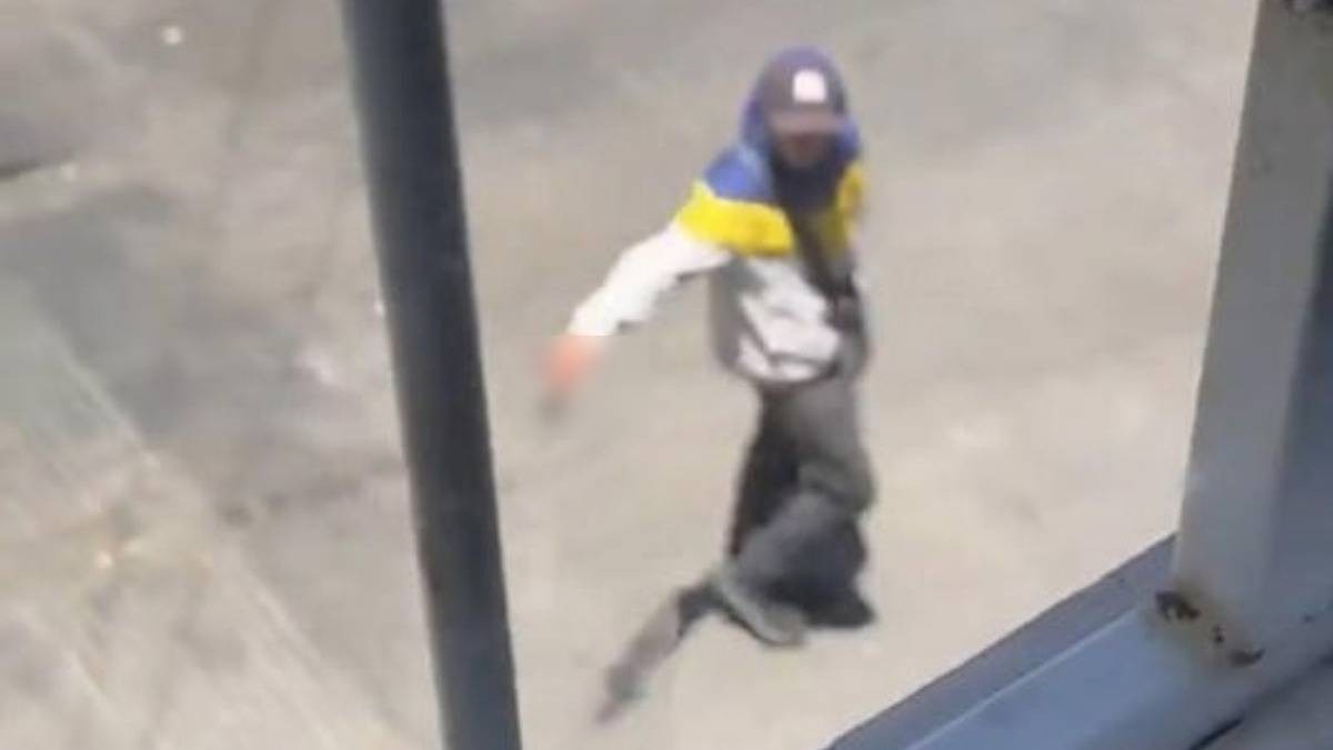 VIDEO Intenta robar moto a punta de pistola, se tardan en darle las llaves y esto pasó