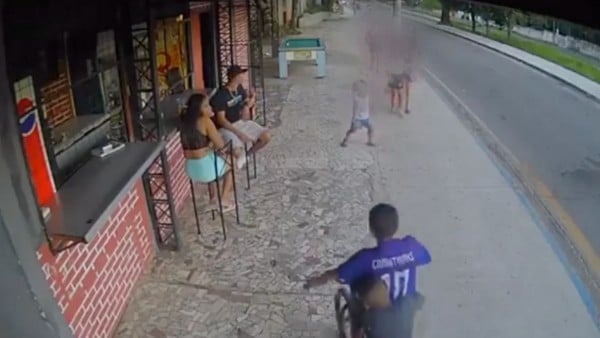 VIDEO Cae motociclista y atropella a familia de 5 mujeres; una de ellas embarazada