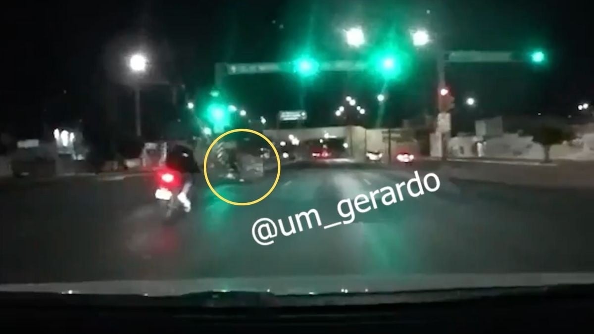 VIDEO ¡Por poco y se lo llevan! Hombre en un triciclo se atraviesa en pleno libramiento