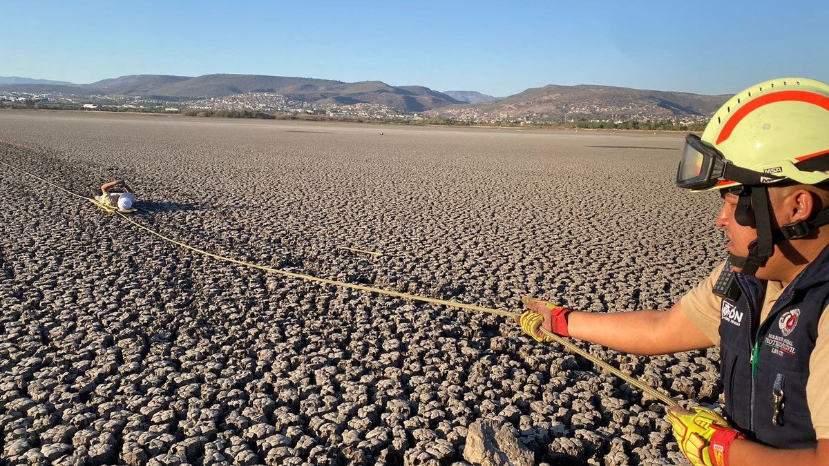 ¿Fotos pa’l Face? ¡Aguas! Ya van 6 rescates de atorados en el fango de la presa El Palote