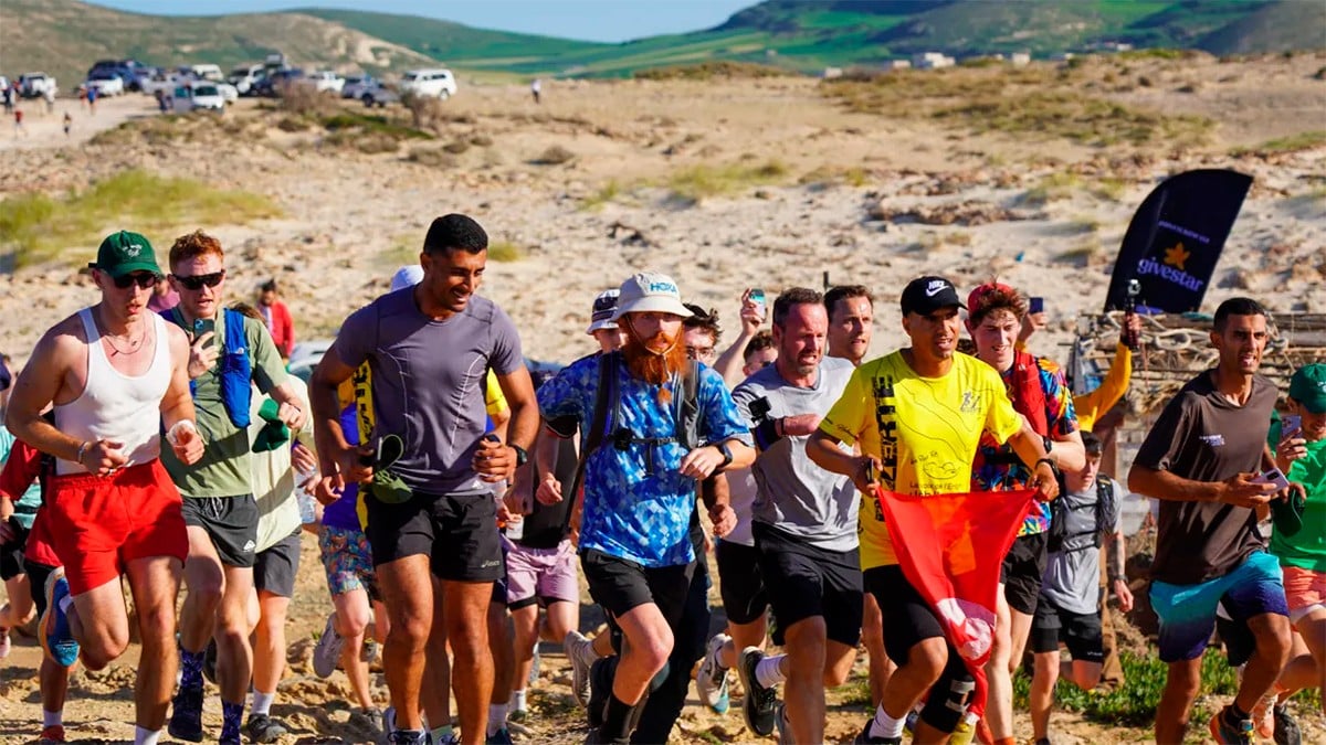 VIDEO Conoce al británico que atravesó corriendo África en menos de un año