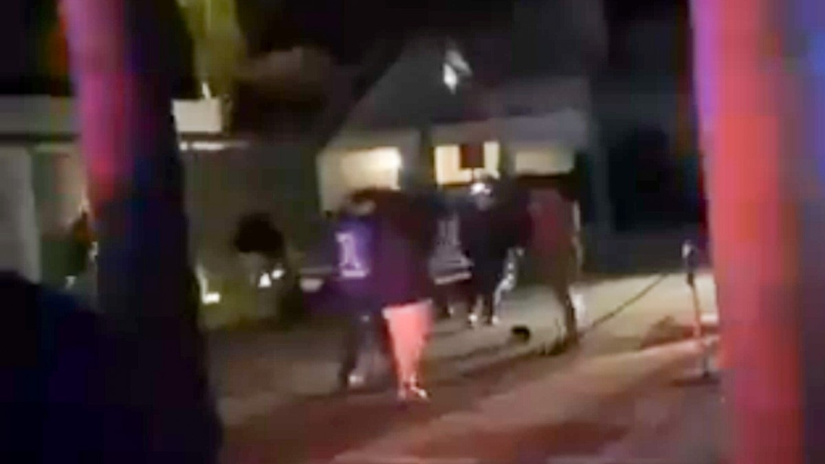 VIDEO Graban a policías mientras agreden a cintarazos a un hombre