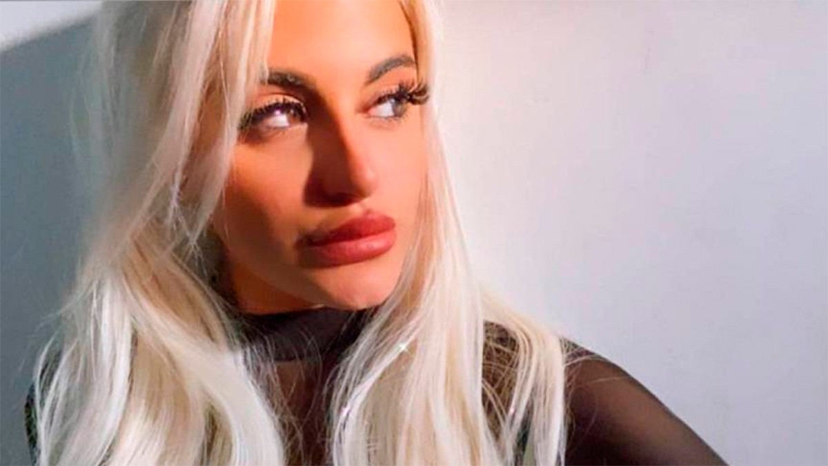 VIDEO Modelo de OnlyFans invita a repartidor a pasar un rato con ella, pero él la rechaza