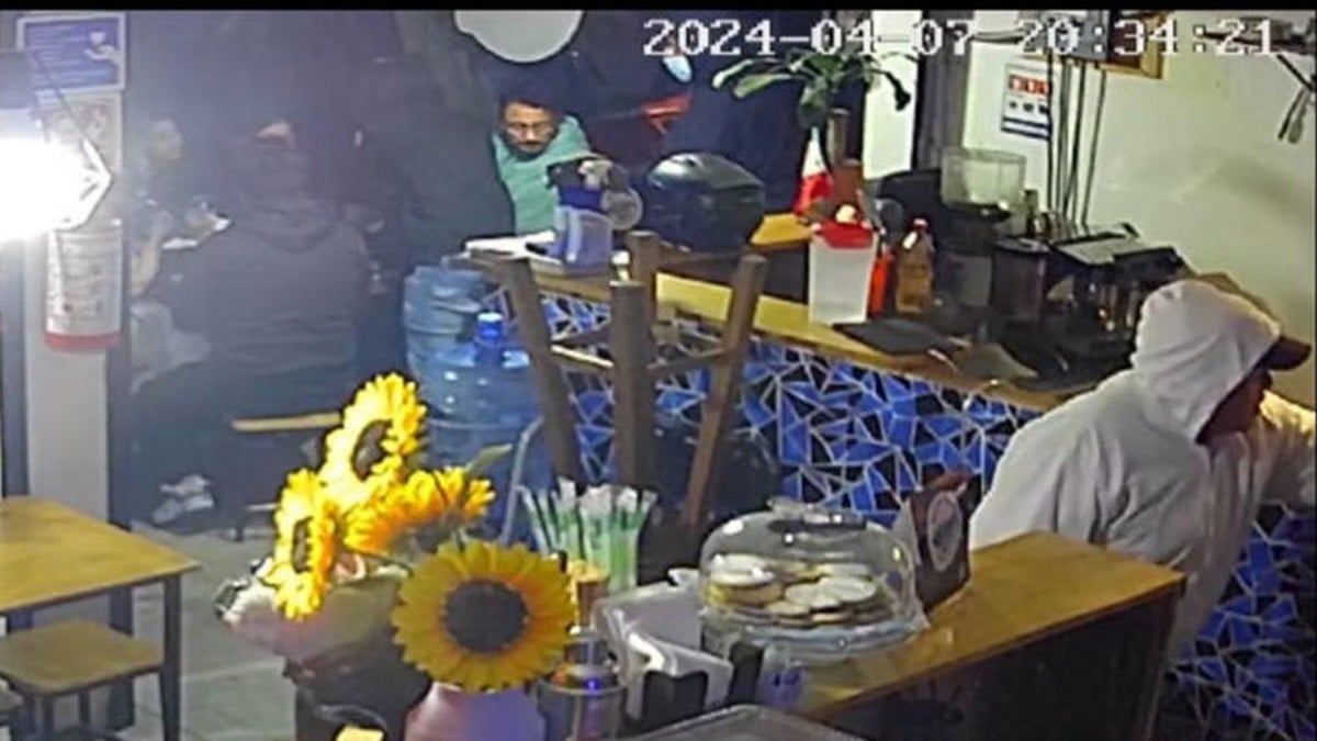 VIDEO Asaltantes irrumpen en un restaurante y roban a comensales a punta de pistola