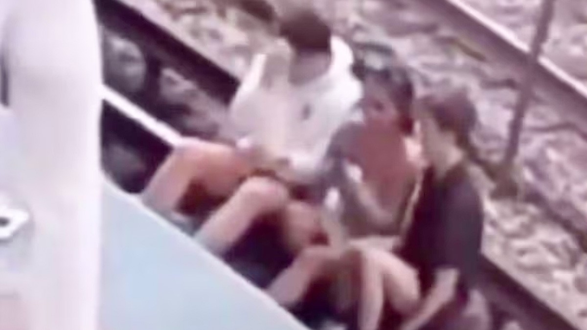 ¡Todo por una selfie! Jóvenes sufren descarga eléctrica al sentarse en la vía del Metro