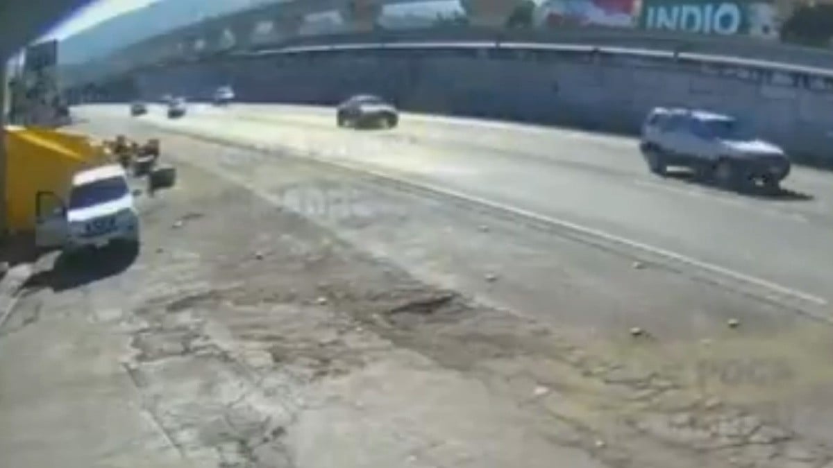 VIDEO Auto impacta a motociclista y este muere tras salir proyectado en la carretera