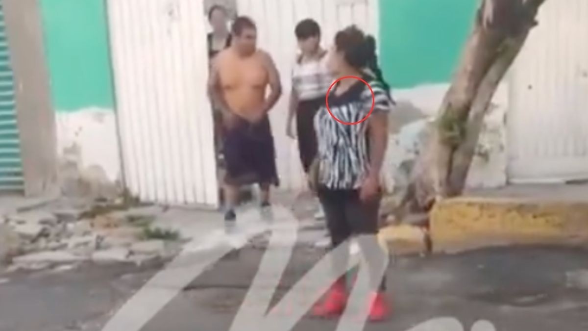 VIDEO Captan a mujer que amenaza a familia con navaja, ni el llanto del niño la detuvo
