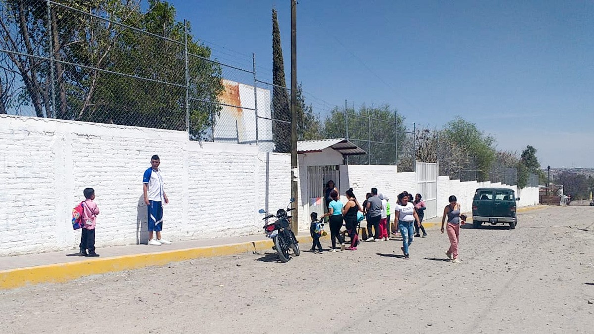 Padres de familia denuncian presuntos malos manejos en preescolar de Las Joyas